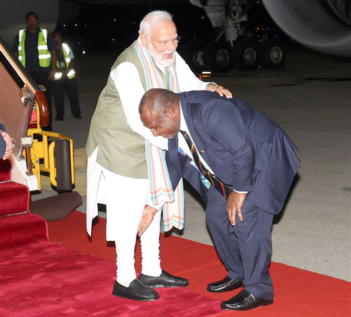 पापुआ न्यू गिनी के पीएम ने छुए प्रधानमंत्री मोदी के पैर, आप भी देखिए