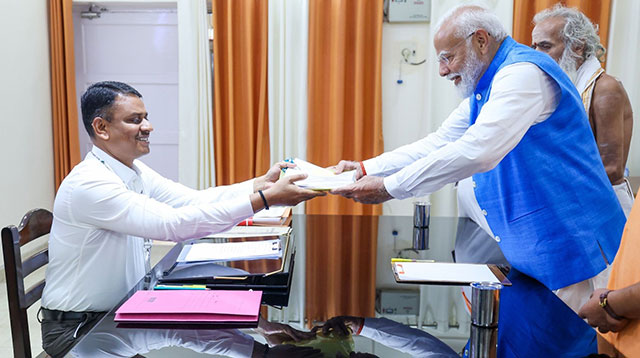 प्रधानमंत्री मोदी ने वाराणसी से तीसरी बार किया नामांकन, NDA के तमाम दिग्गज नेता  रहे मौजूद, देखिए फोटो - Perform India